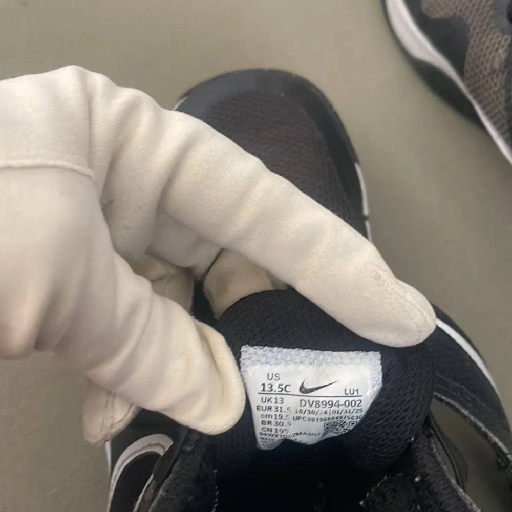 Nike Kids Black/White  size 13.5C  w Velcro Sneakers